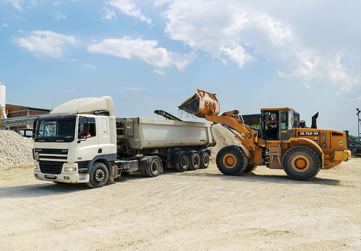 Obra pública y maquinaria – excavadora cargando camión